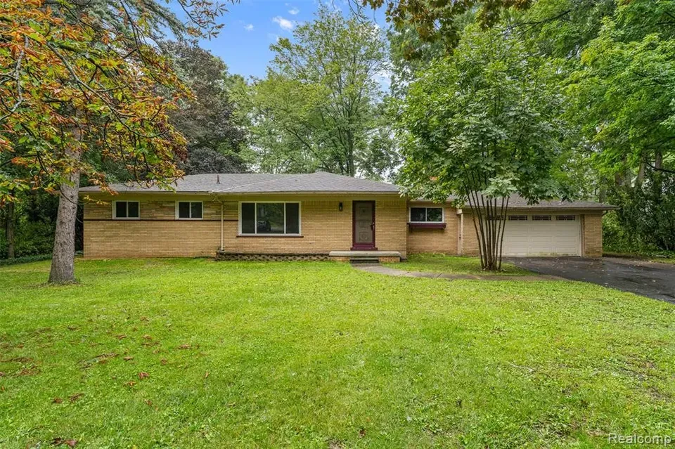 3 Bed 1 Bath Established Mid-Century Residence in Troy, MI