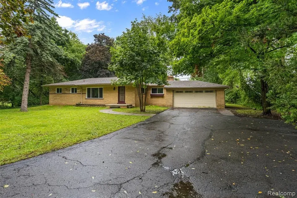 3 Bed 1 Bath Established Mid-Century Residence in Troy, MI - 2