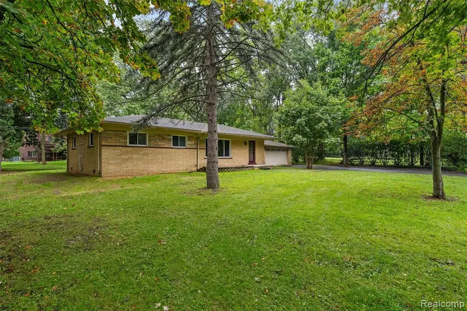 3 Bed 1 Bath Established Mid-Century Residence in Troy, MI - 3