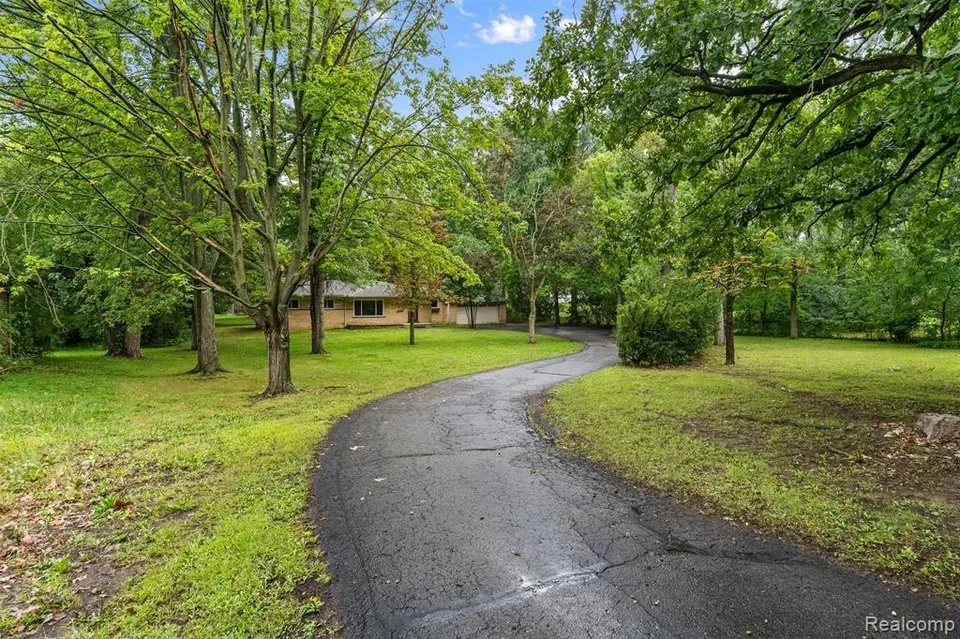3 Bed 1 Bath Established Mid-Century Residence in Troy, MI - 4