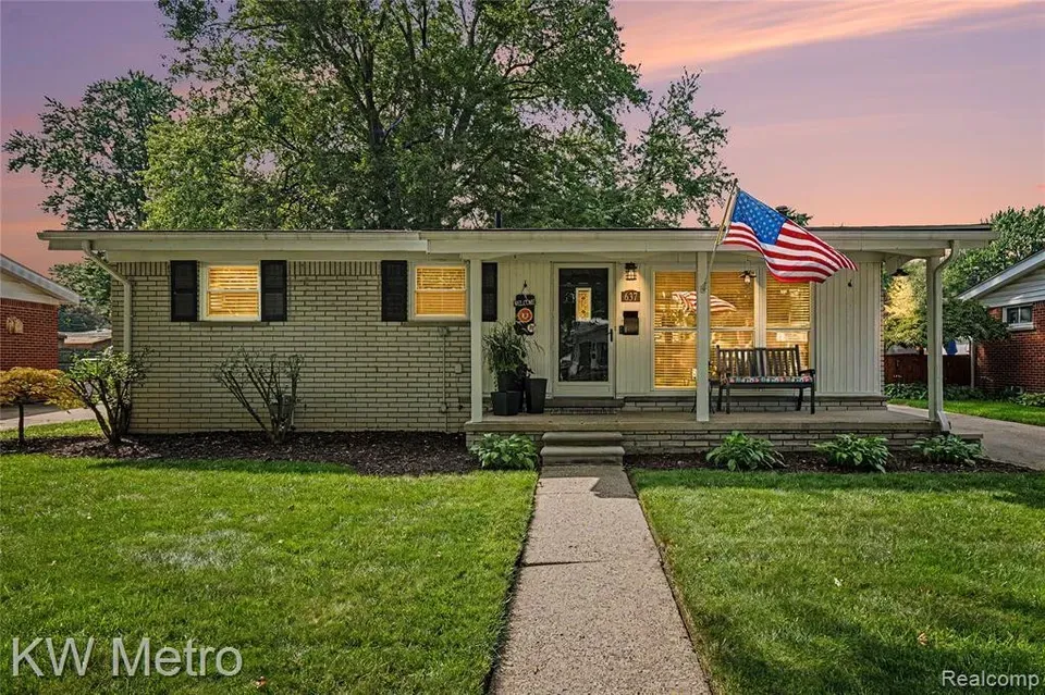 3 Bed 1 Bath Established Mid-Century Residence in Troy, MI
