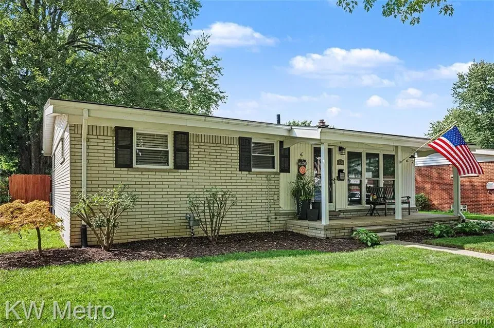 3 Bed 1 Bath Established Mid-Century Residence in Troy, MI - 2
