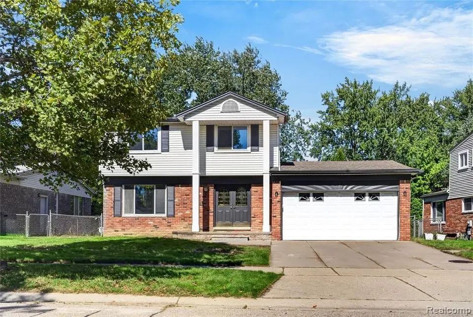 3 Bed 1 Bath Established Mid-Century Residence in Troy, MI