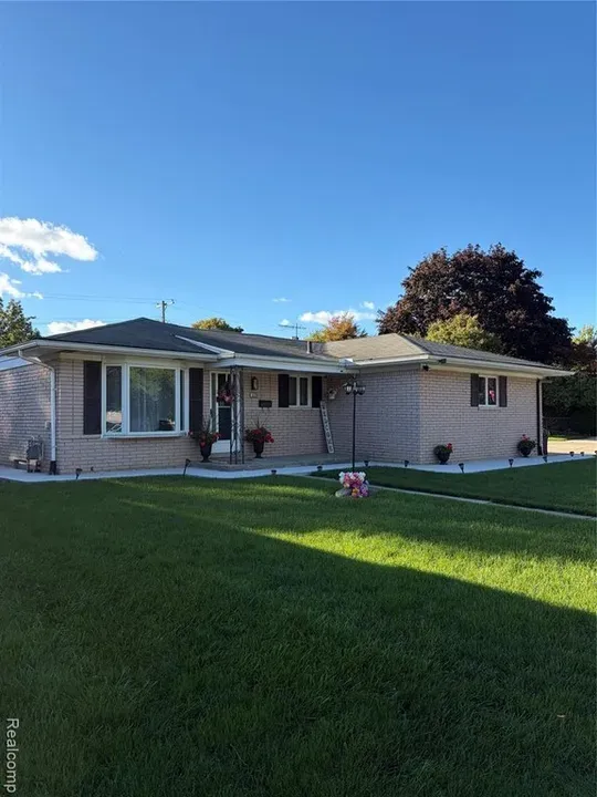 3 Bed 1 Bath Established Mid-Century Residence in Troy, MI