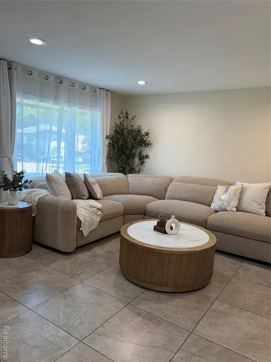 3 Bed 1 Bath Established Mid-Century Residence in Troy, MI - 4