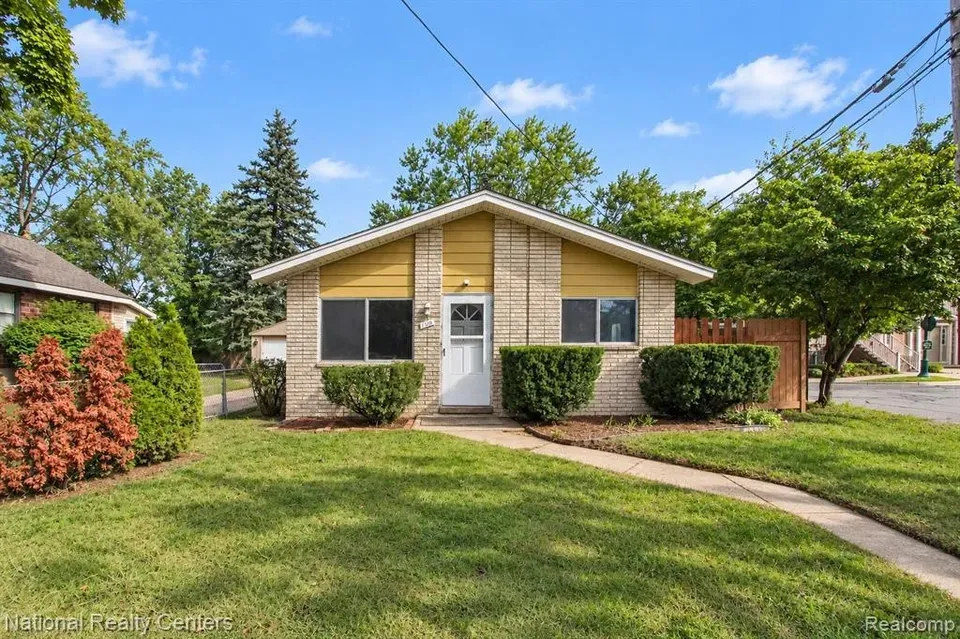 3 Bed 1 Bath Established Mid-Century Residence in Troy, MI - 1