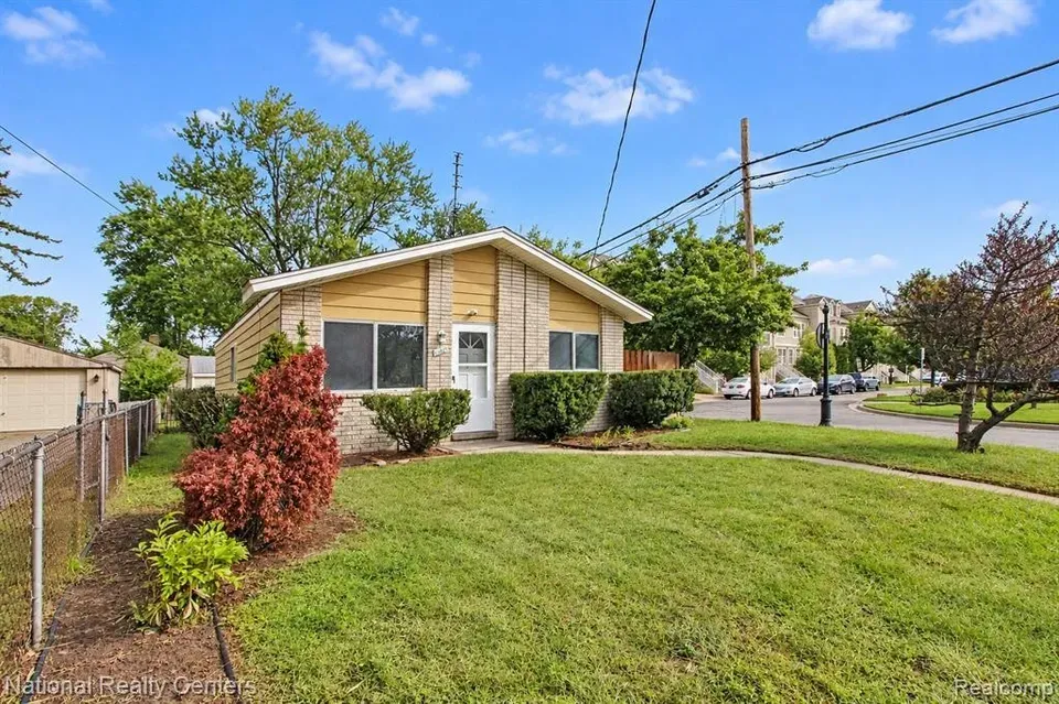 3 Bed 1 Bath Established Mid-Century Residence in Troy, MI - 2
