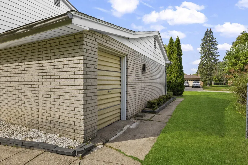 3 Bed 1 Bath Established Mid-Century Residence in Troy, MI - 5