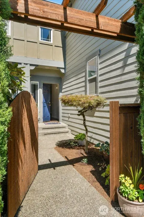 3 Bed 1 Bath Established Multi-Level Townhouse in Bellevue, WA - 3