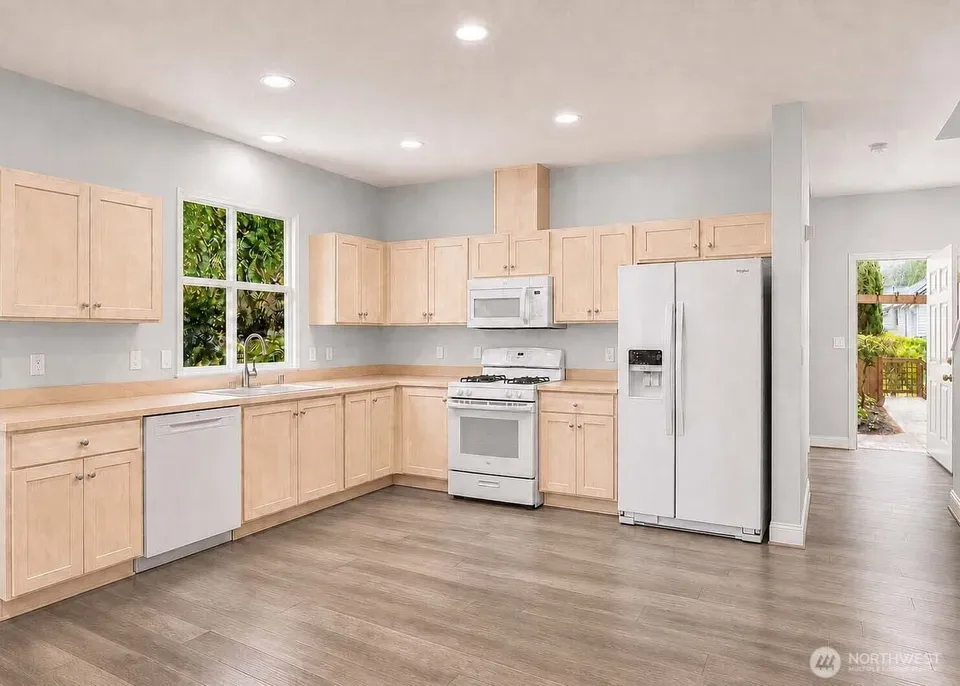 3 Bed 1 Bath Established Multi-Level Townhouse in Bellevue, WA - 5