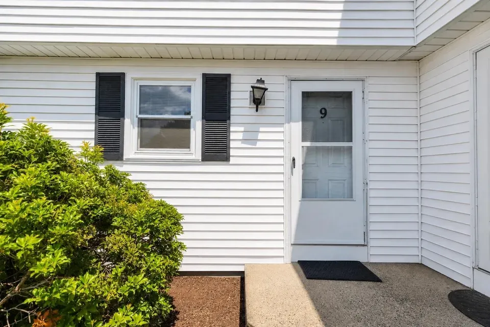 3 Bed 1 Bath Established Multi-Level Townhouse in Manchester, NH - 3