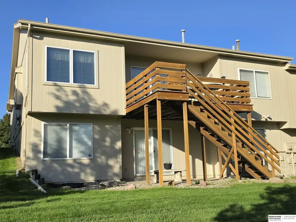 3 Bed 1 Bath Established Multi-Level Townhouse in Omaha, NE - 2