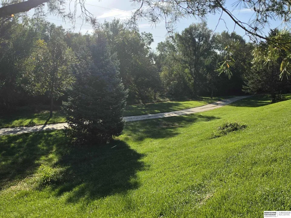 3 Bed 1 Bath Established Multi-Level Townhouse in Omaha, NE - 3