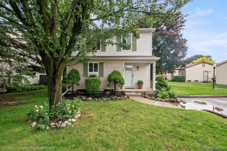 3 Bed 1 Bath Established Multi-Level Townhouse in Troy, MI - 2