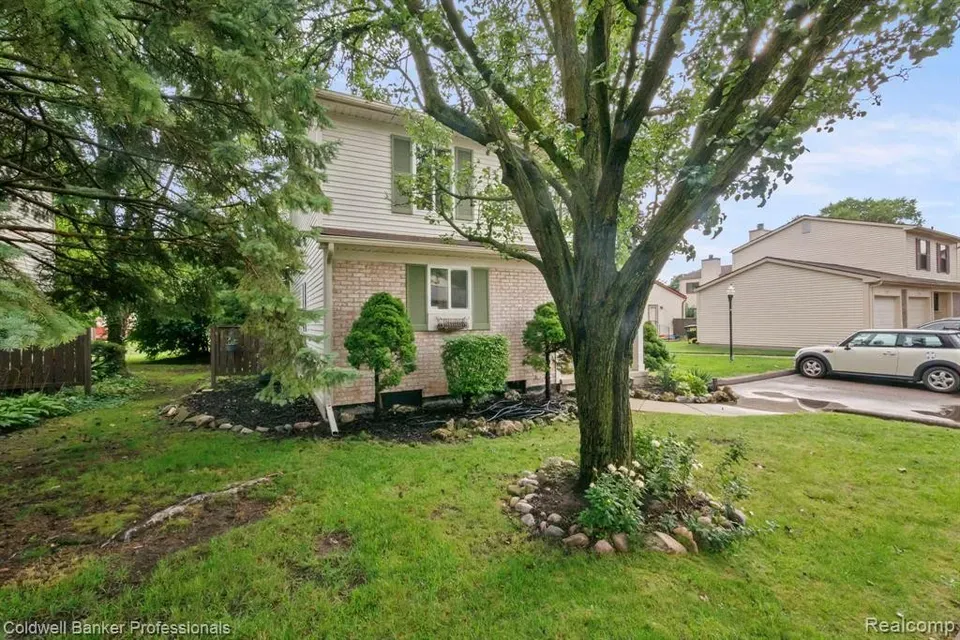 3 Bed 1 Bath Established Multi-Level Townhouse in Troy, MI - 3