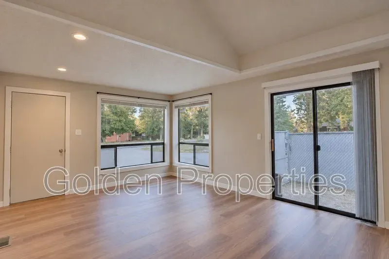 3 Bed 1 Bath Modern Contemporary Residence in Coeur d Alene, ID - 4