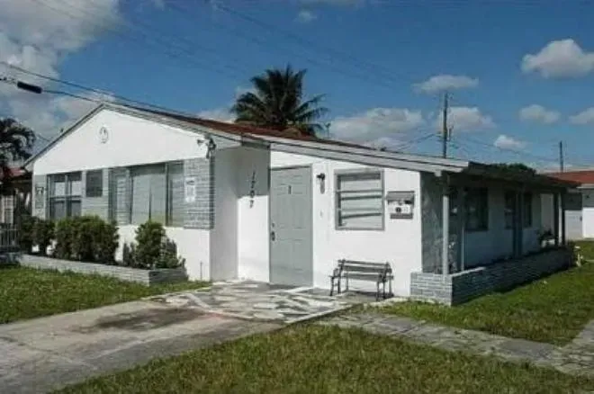 3 Bed 1 Bath Modern Contemporary Residence in Hollywood, FL - 1