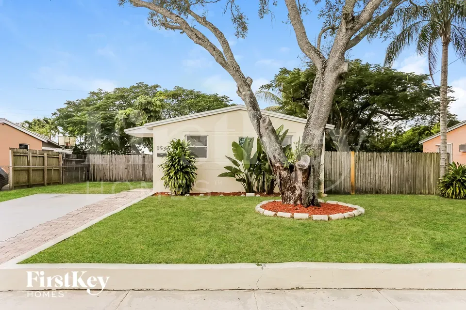 3 Bed 1 Bath Modern Contemporary Residence in Hollywood, FL - 2