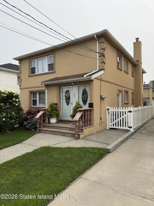 3 Bed 1 Bath Modern Contemporary Residence in New York, NY - 1