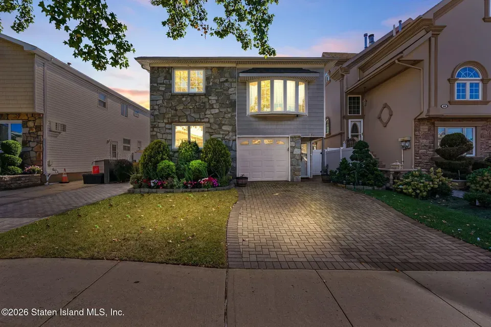 3 Bed 1 Bath Modern Contemporary Residence in New York, NY - 1