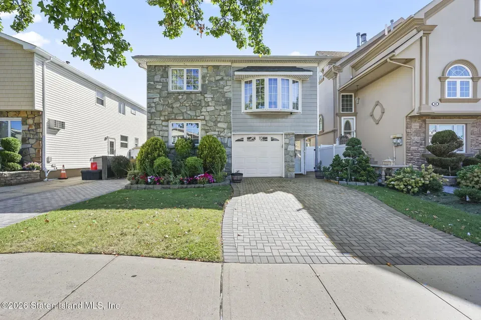 3 Bed 1 Bath Modern Contemporary Residence in New York, NY - 2