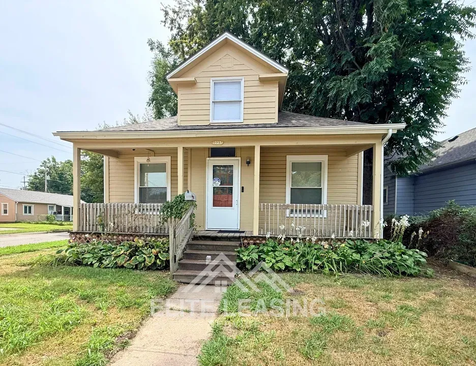 3 Bed 1 Bath Modern Contemporary Residence in Topeka, KS - 1