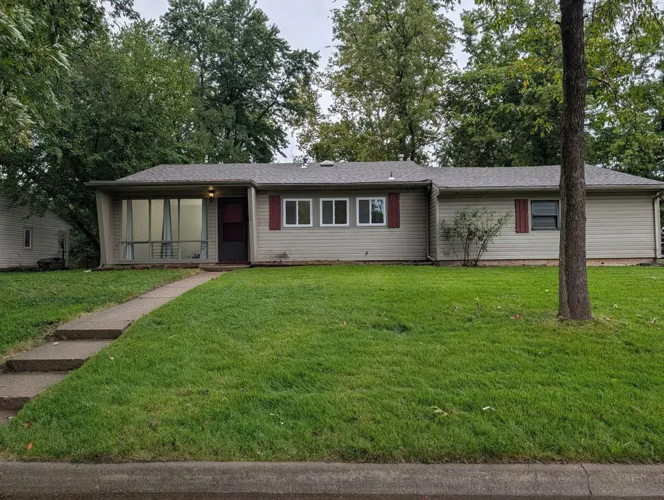 3 Bed 1 Bath Modern Contemporary Residence in Topeka, KS - 1
