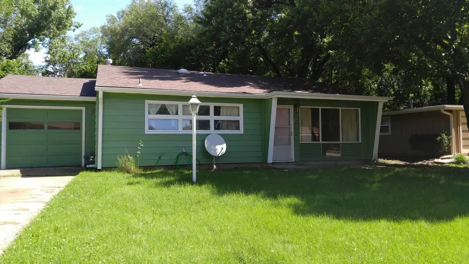 3 Bed 1 Bath Modern Contemporary Residence in Topeka, KS