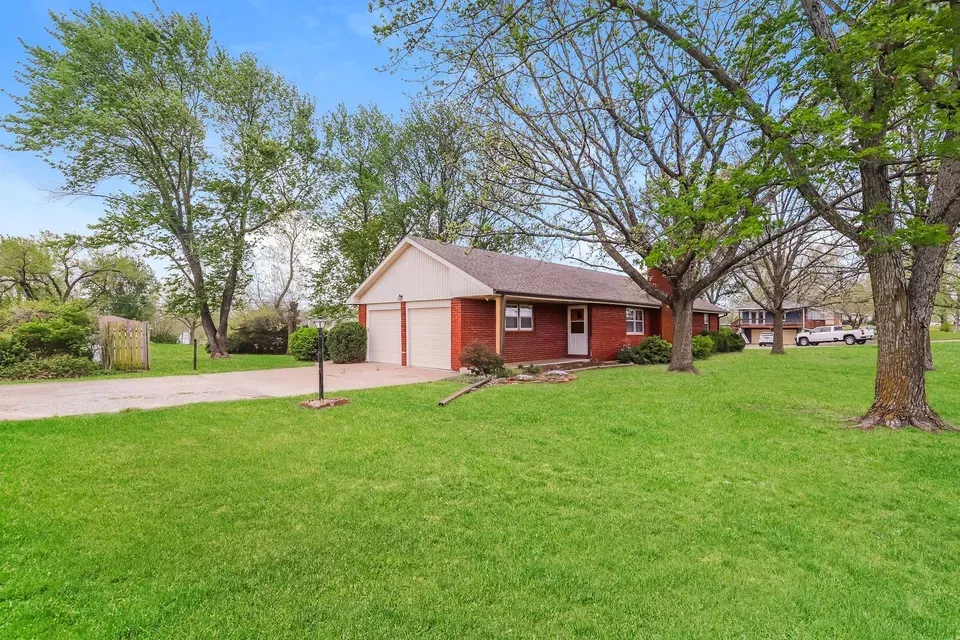 3 Bed 1 Bath Modern Contemporary Residence in Topeka, KS - 2