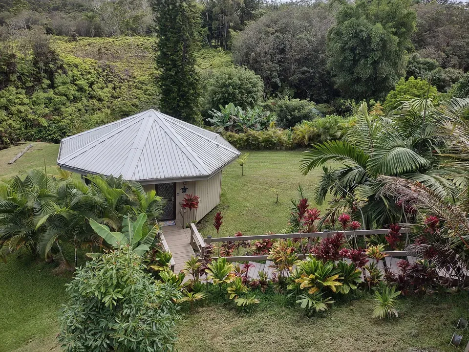 3 Bed 1 Bath Traditional Suburban Family Home in Hilo, HI