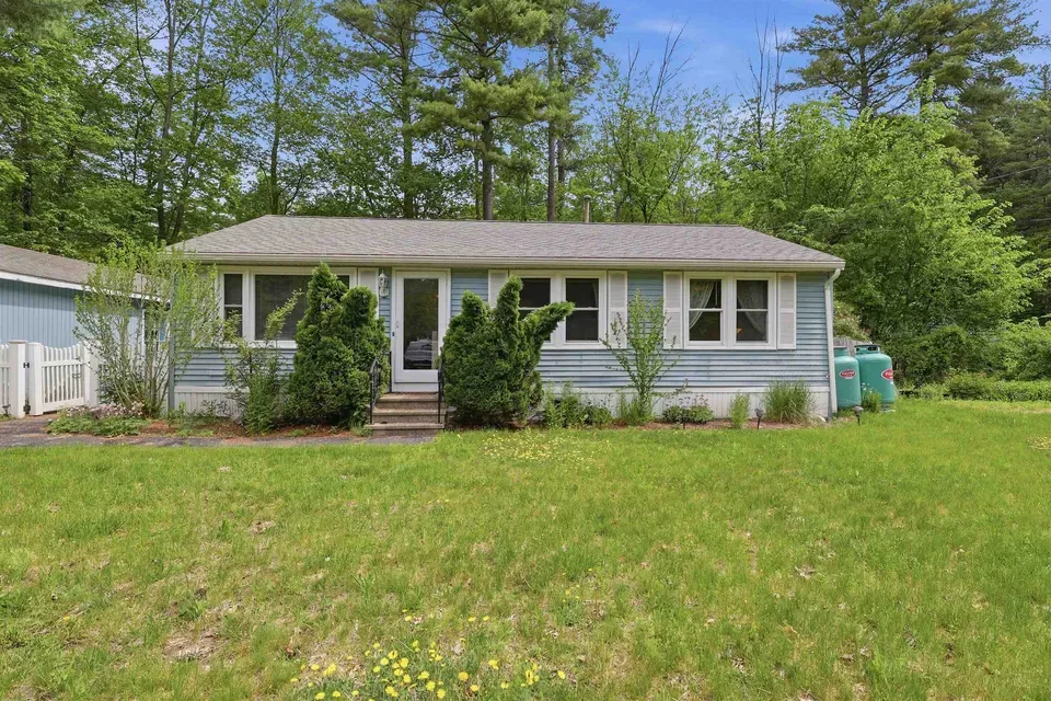 3 Bed 1 Bath Traditional Suburban Family Home in Nashua, NH - 2