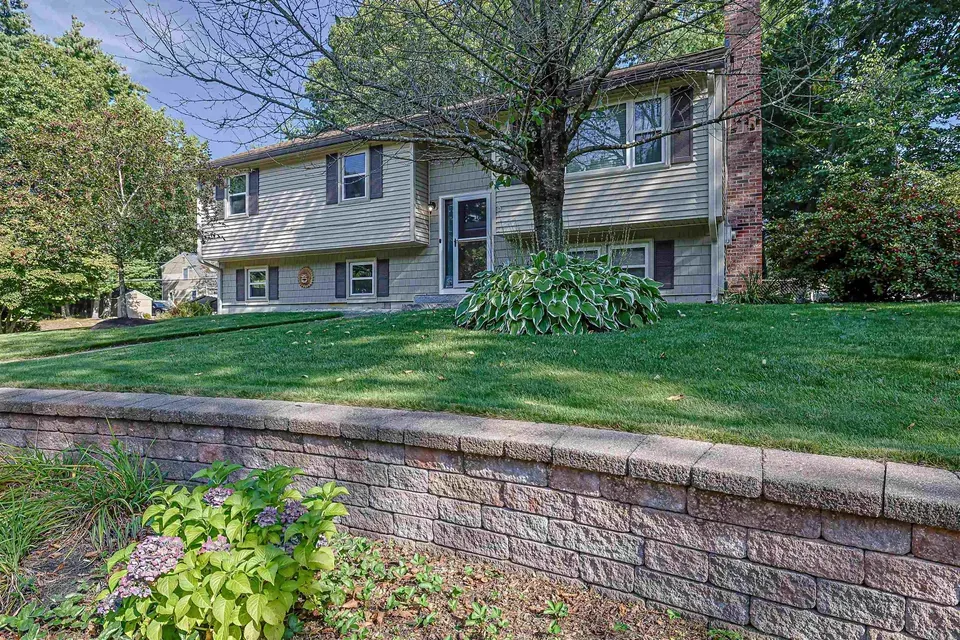 3 Bed 1 Bath Traditional Suburban Family Home in Nashua, NH