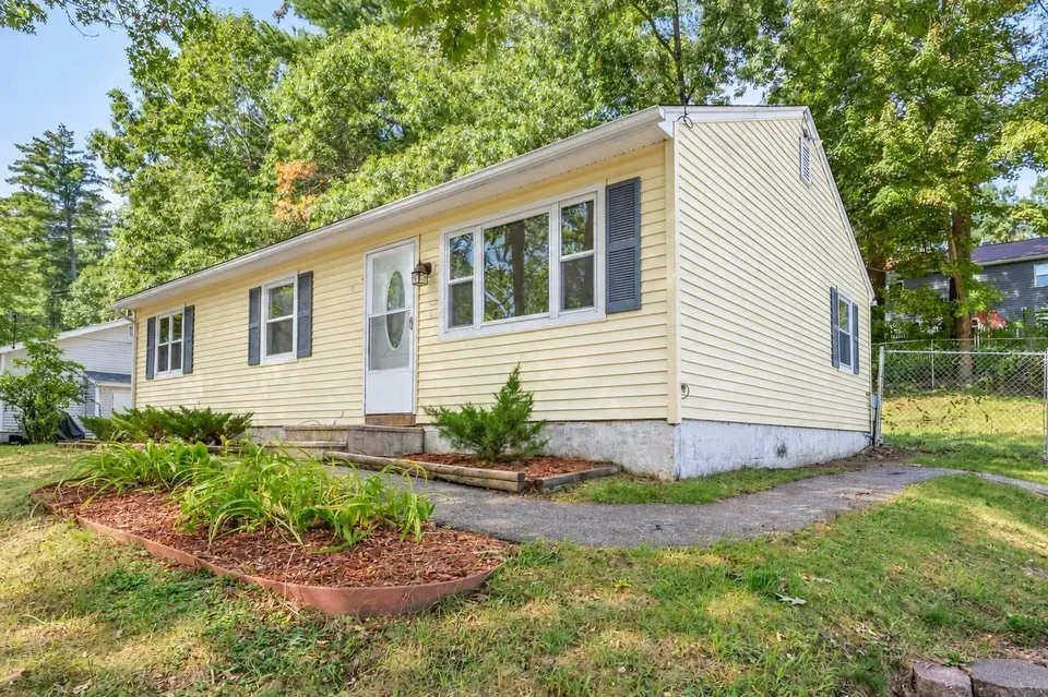 3 Bed 1 Bath Traditional Suburban Family Home in Nashua, NH - 1