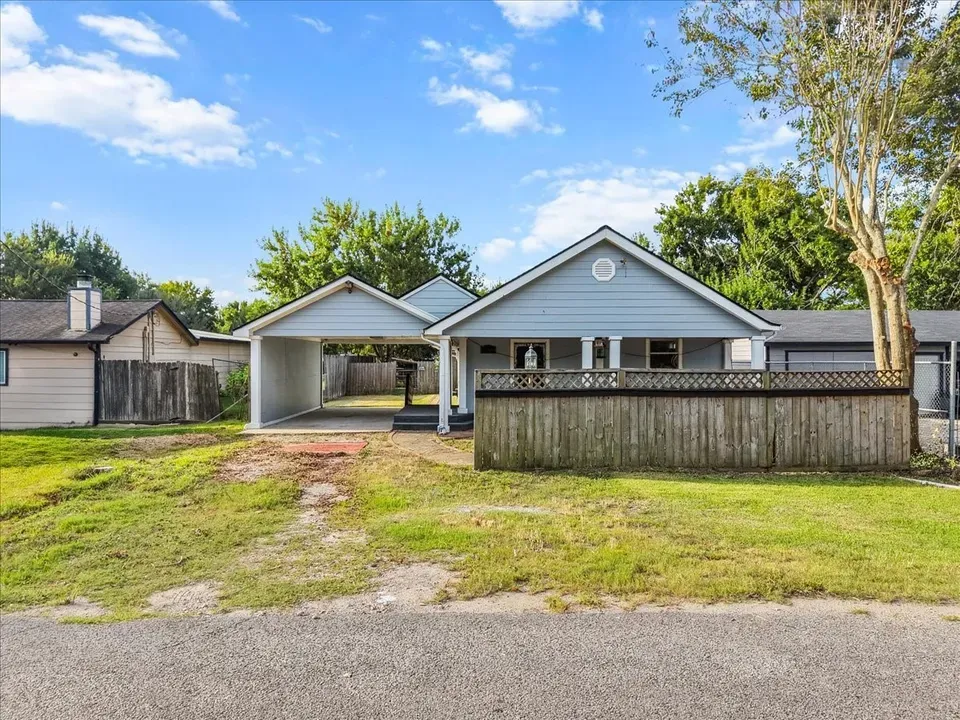 3 Bed 1 Bath Traditional Suburban Family Home in Pearland, TX - 2