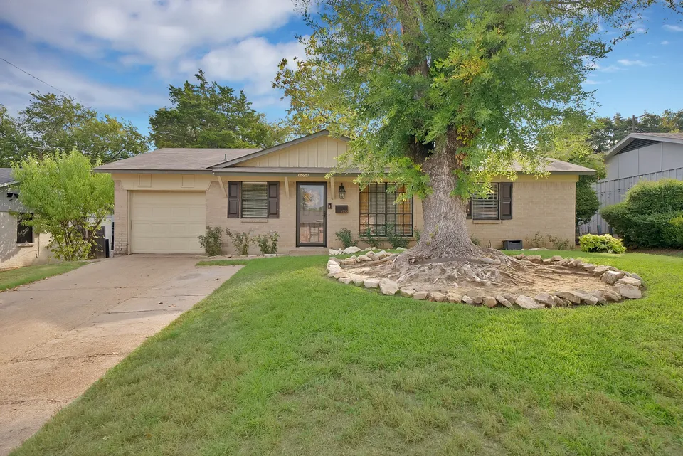 3 Bed 1 Bath Transitional Coastal in Dallas, TX