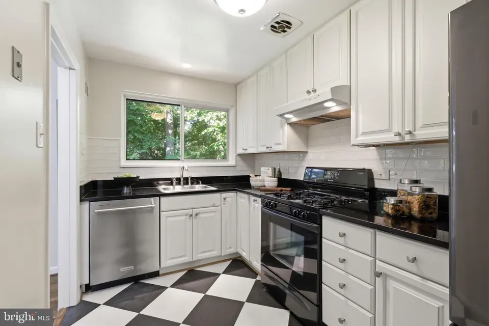 3 Bed 1 Bath Urban Residential Condo in Bethesda, MD - 3