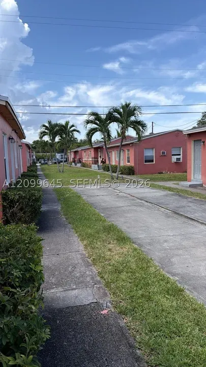 3 Bed 1 Bath Urban Residential Condo in Hollywood, FL