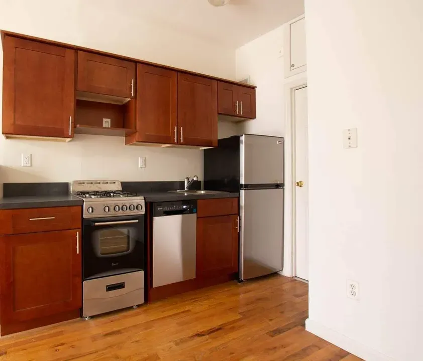 3 Bed 1 Bath Urban Residential Condo in New York, NY - 3