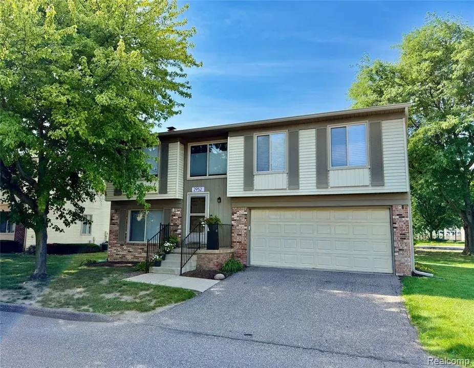 3 Bed 1 Bath Urban Residential Condo in Troy, MI - 1