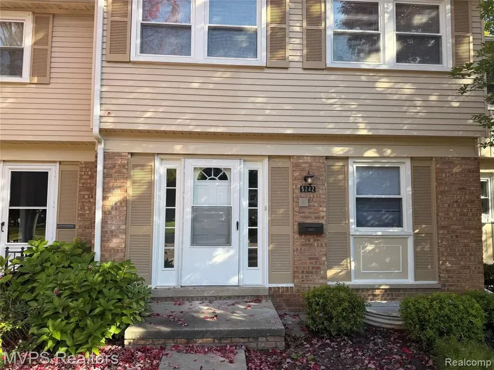 3 Bed 1 Bath Urban Residential Condo in Troy, MI