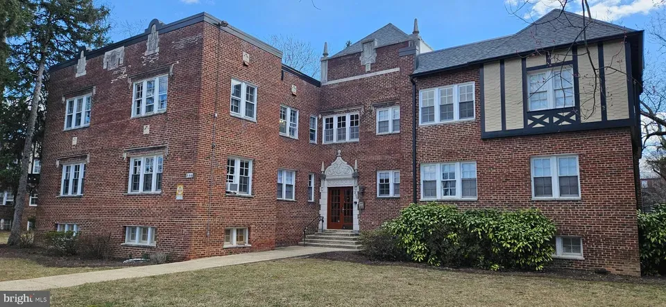 3 Bed 1 Bath Urban Residential Condo in Washington, DC - 1