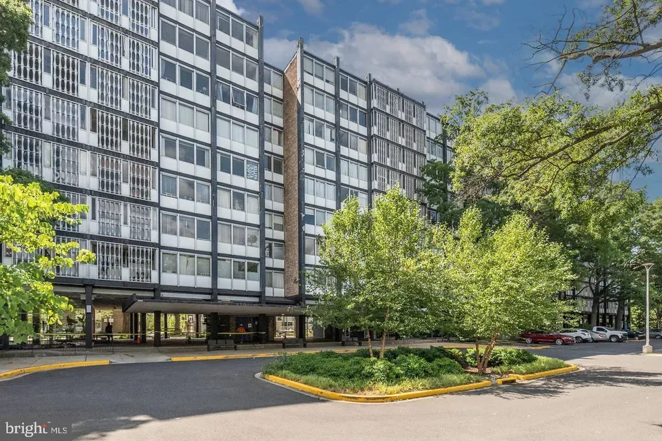 3 Bed 1 Bath Urban Residential Condo in Washington, DC - 1