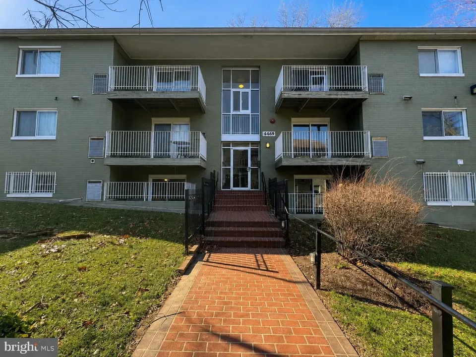 3 Bed 1 Bath Urban Residential Condo in Washington, DC - 1