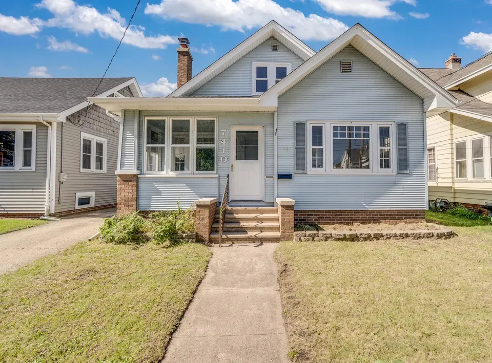 3 Bed 2 Bath Classic Historic Era Home in Kenosha, WI