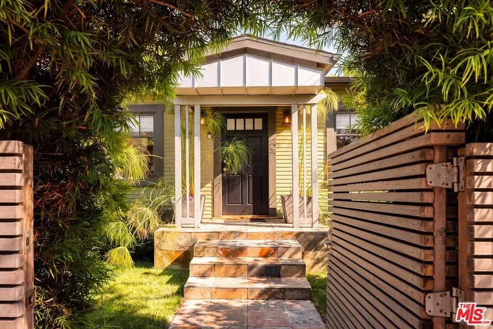 3 Bed 2 Bath Classic Historic Era Home in Los Angeles, CA - 2