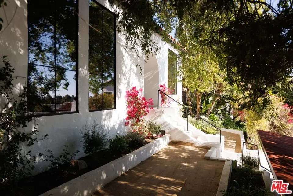 3 Bed 2 Bath Classic Historic Era Home in Los Angeles, CA - 2