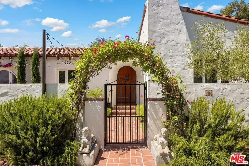 3 Bed 2 Bath Classic Historic Era Home in Los Angeles, CA - 2