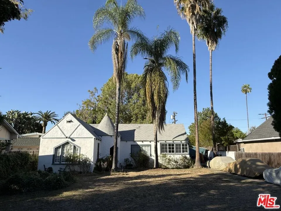 3 Bed 2 Bath Classic Historic Era Home in Los Angeles, CA