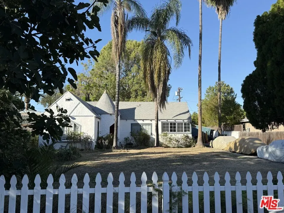3 Bed 2 Bath Classic Historic Era Home in Los Angeles, CA - 2