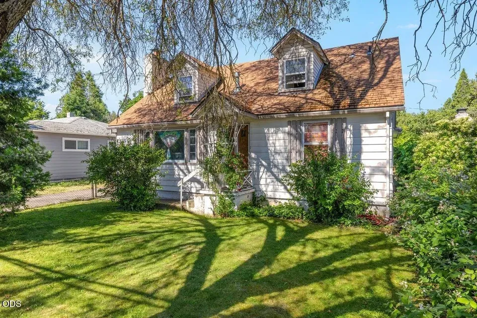 3 Bed 2 Bath Classic Historic Era Home in Medford, OR - 2